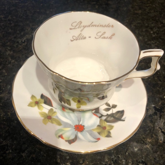 Vintage -Royal Gregg Bone China Teacup and Saucer, Dogwood Patterned Teacup 🇨🇦 - Picture 2 of 8